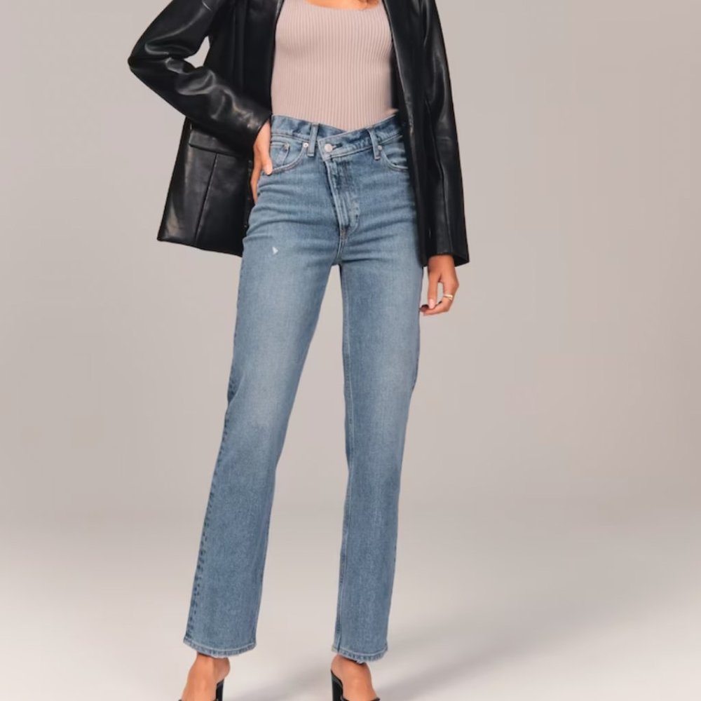 NWT Abercrombie and Fitch  Ultra High Rise 90s Straight Jean